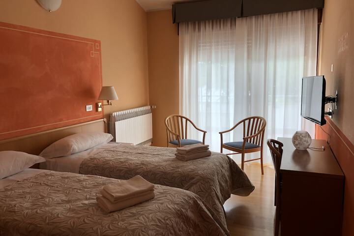 Room 3 of 52