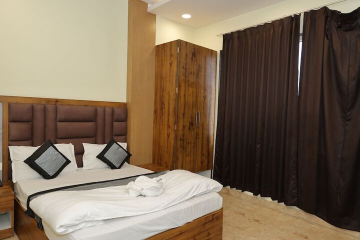 Room 8 of 18