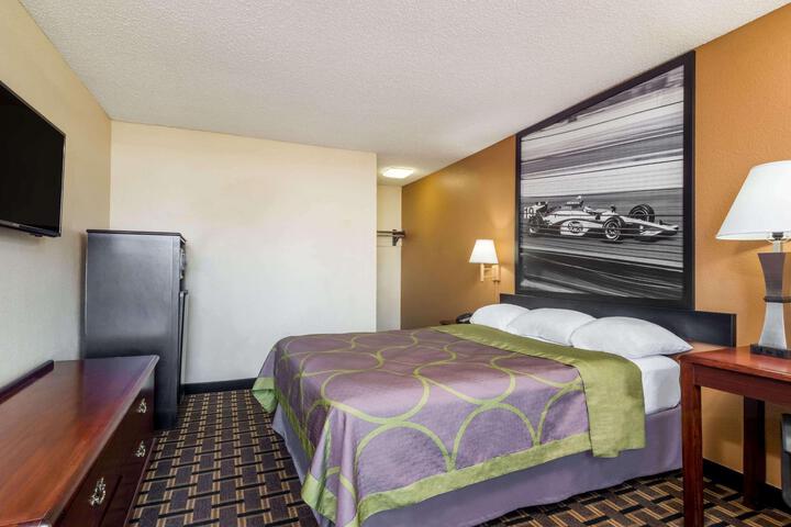 1 Queen Bed (8 of 11)