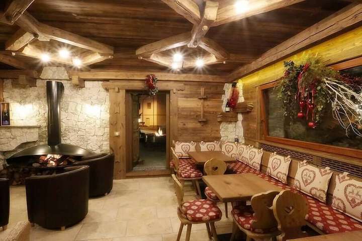 Lounge 49 of 77