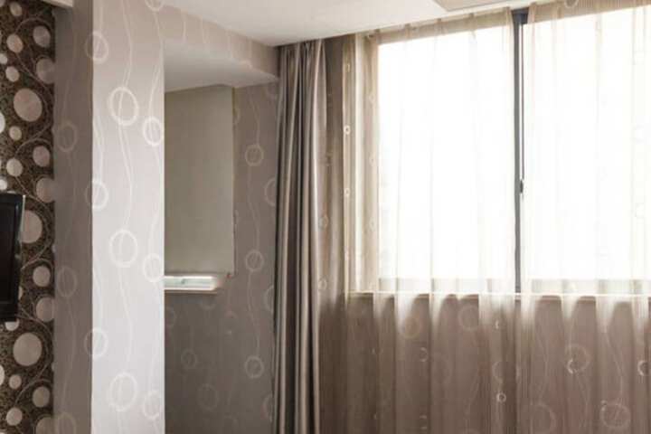 Room 12 of 18