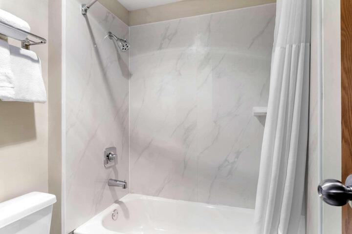 1 Queen Bed Accessible (5 of 31)