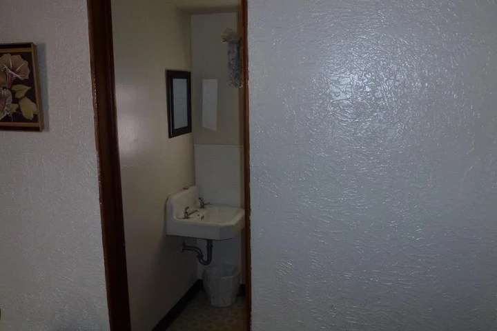 Room 9 of 13