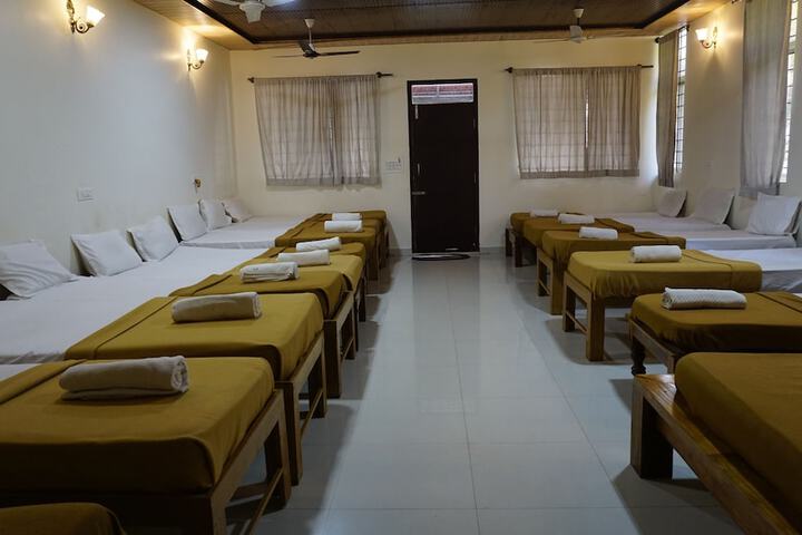 Room 27 of 76