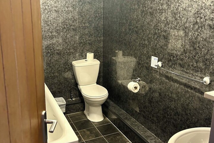 Room 42 of 142