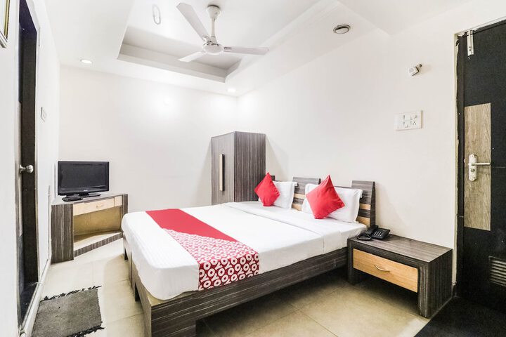 Room 6 of 16