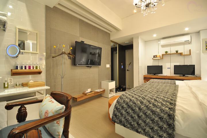 Room 32 of 68