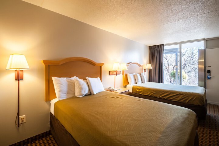 Standard Room, King or Two Doubles (6 of 6)