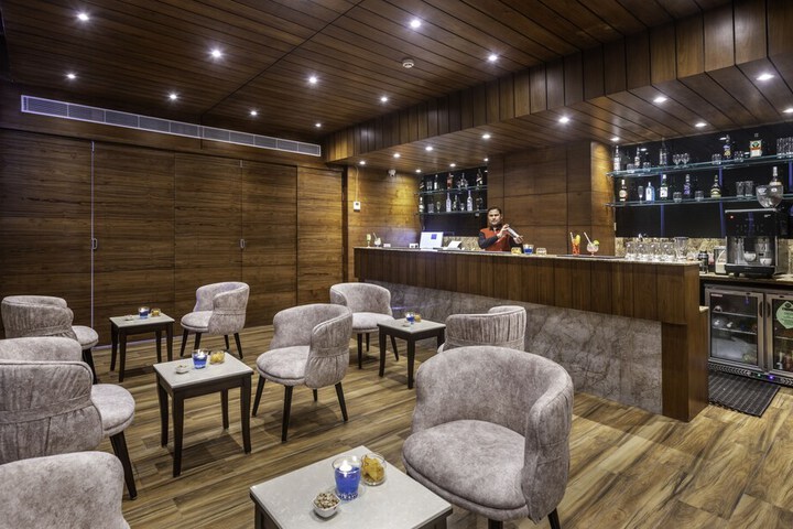 Lounge 19 of 26
