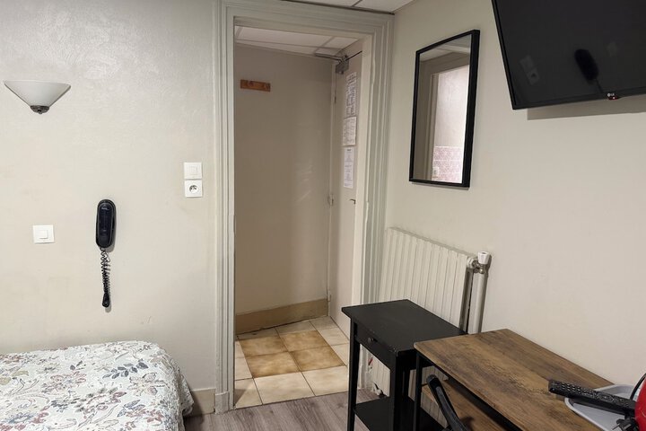Room 9 of 32
