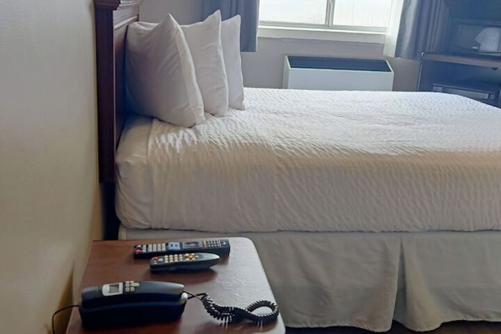 1 Queen Bed (28 of 33)