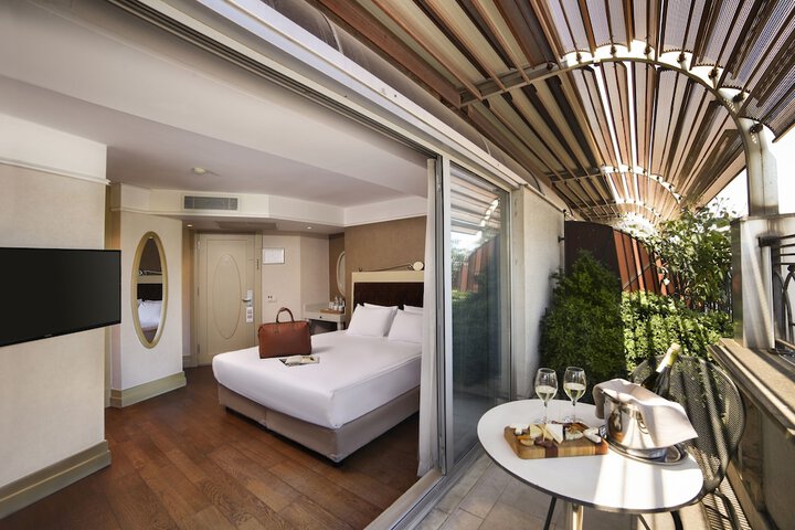 Room 3 of 70