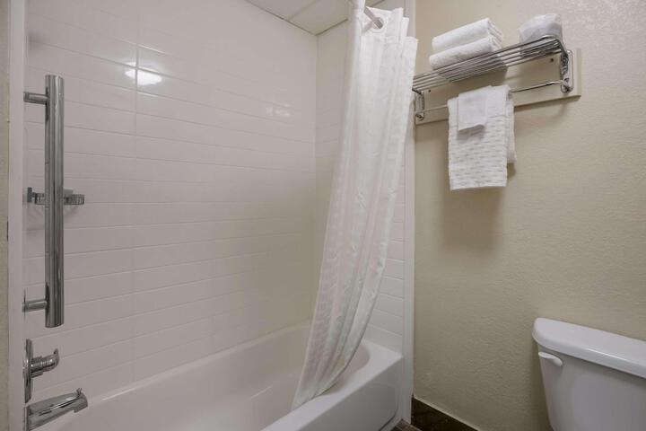 2 Queen Beds High Speed Internet Accessible Microwave and Refrigerator, Coffee Maker Iro (3 of 15)