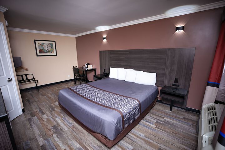 1 King Bed (19 of 21)