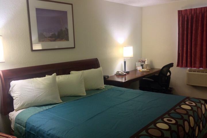 1 Queen Bed (16 of 20)