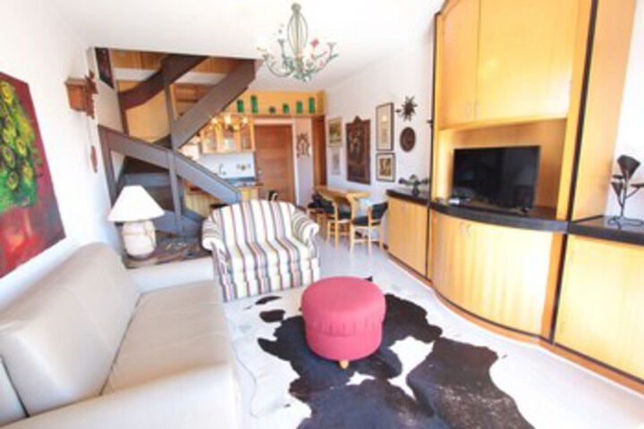 Room 5 of 9