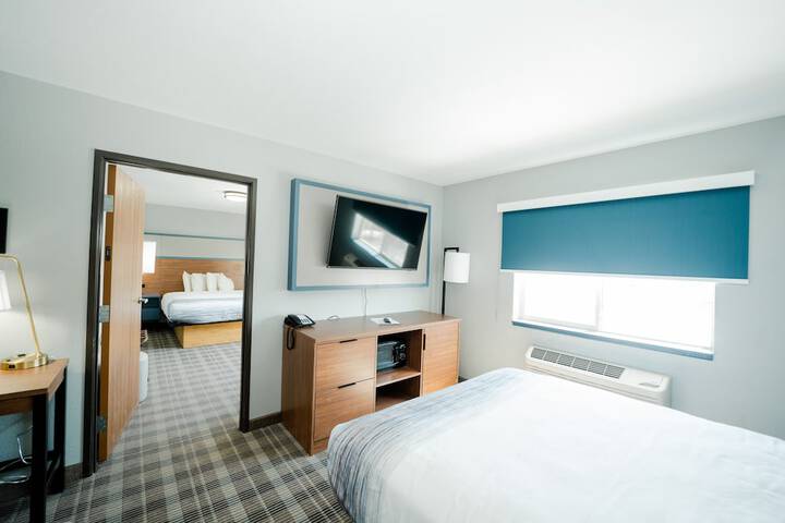 2 Queen Beds (1 of 15)