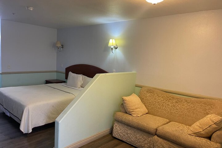1 King Bed (16 of 17)