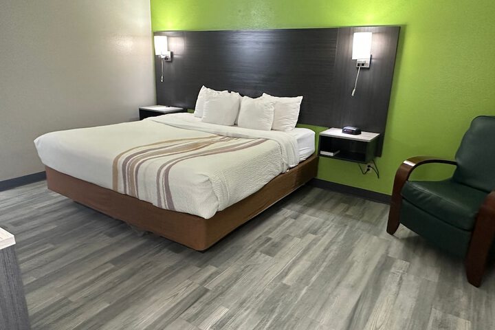 1 King Bed (2 of 12)