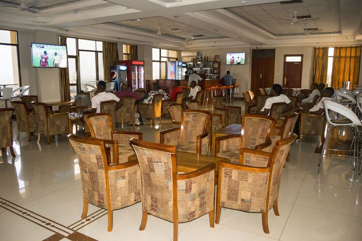 Lounge 16 of 22