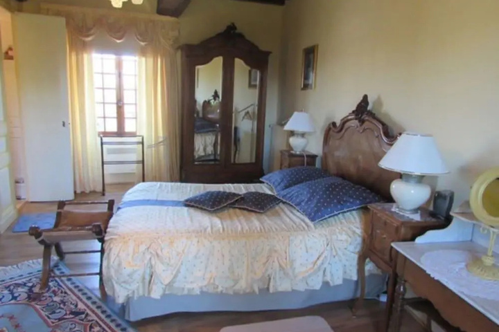 Room 5 of 12
