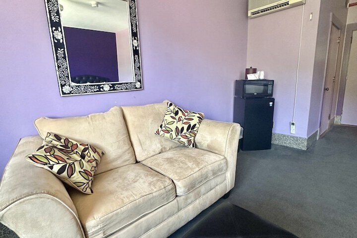Interior Economy Queen Bed Pet Friendly (43 of 47)