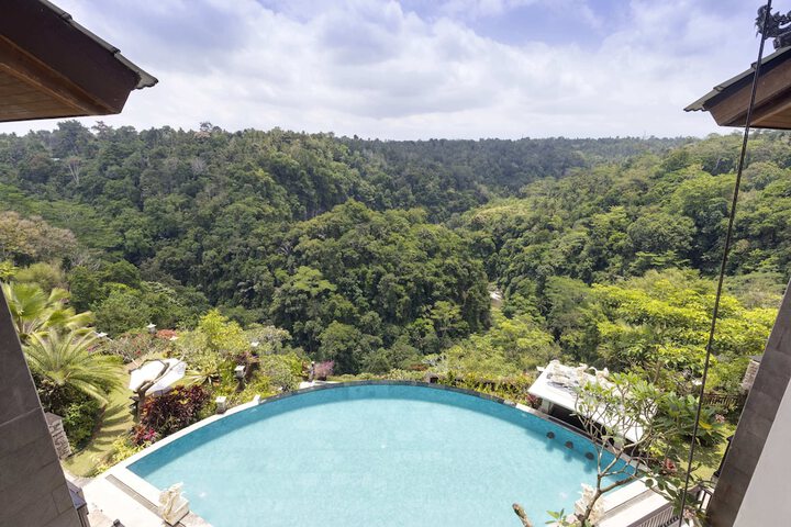 Hotel with Pool