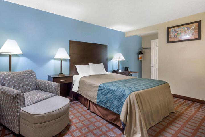1 Queen Bed (17 of 17)