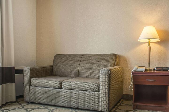 1 Queen Bed (7 of 22)