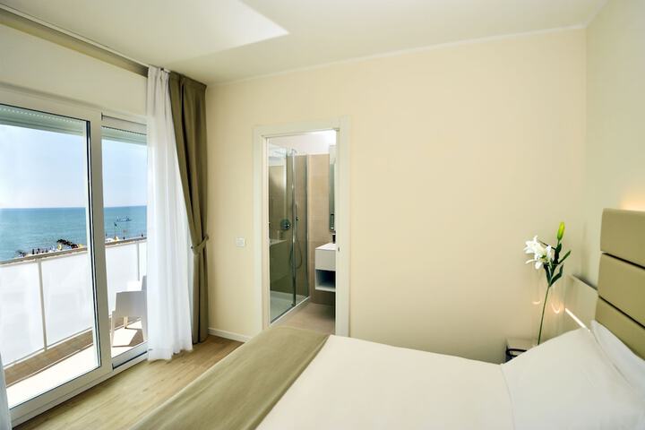 Room 7 of 32