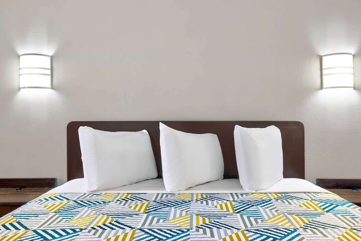 1 King Bed (5 of 13)