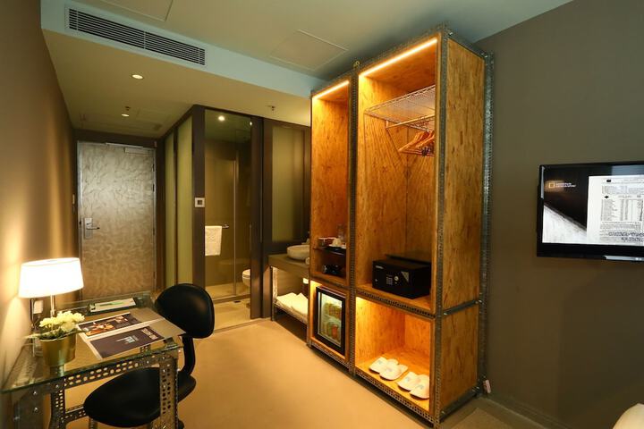 Room 10 of 40