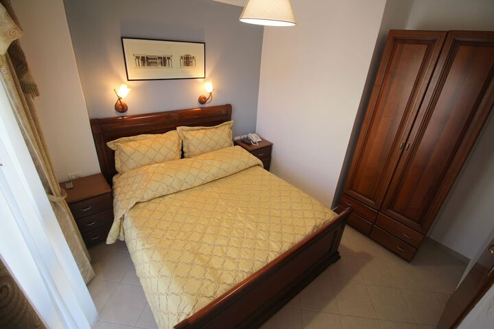 Room 34 of 177