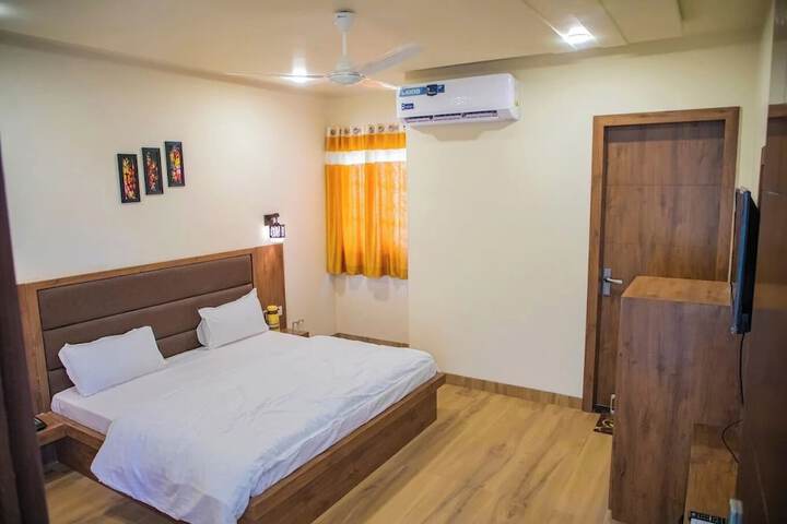 Room 4 of 9