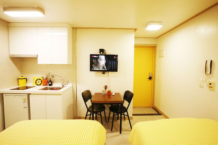 Room 6 of 122