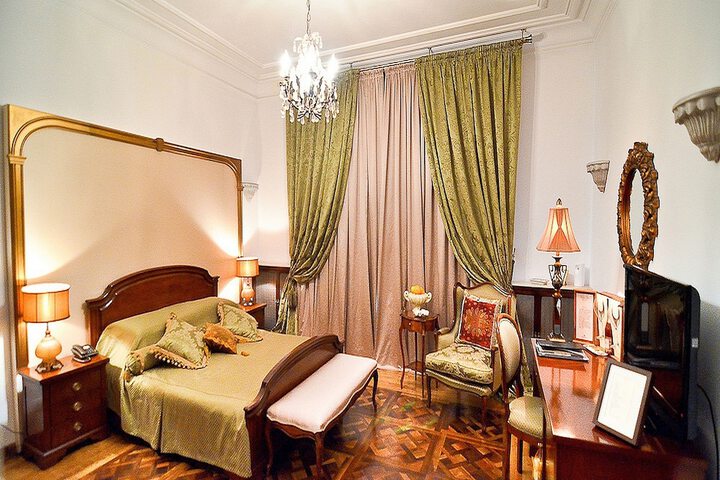 Room 25 of 142