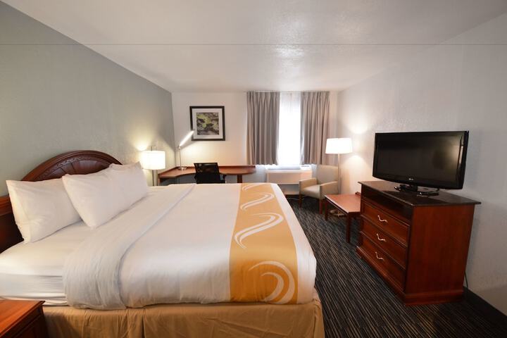 1 King Bed (24 of 30)