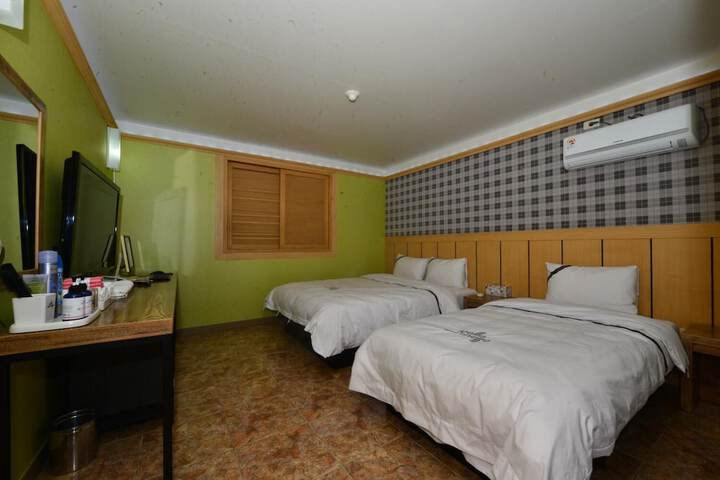 Room 8 of 18