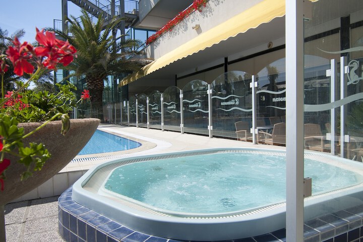 Hotel Pool