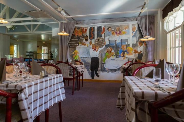 Dining 8 of 12