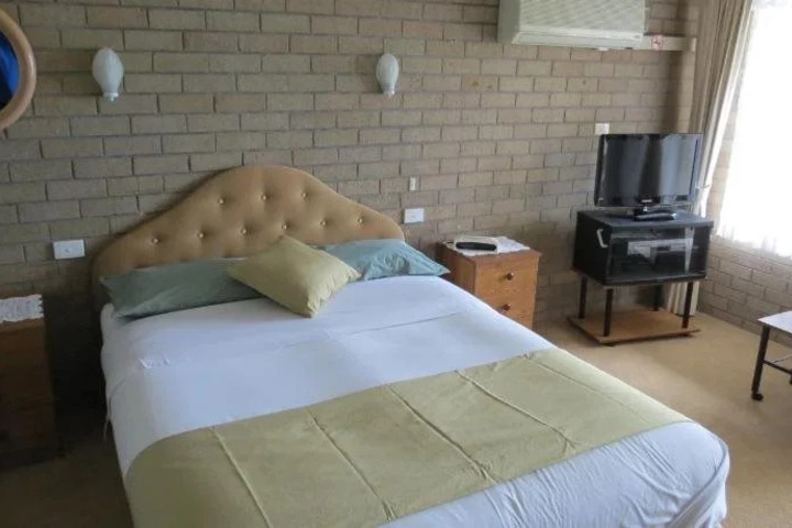 Room 5 of 16