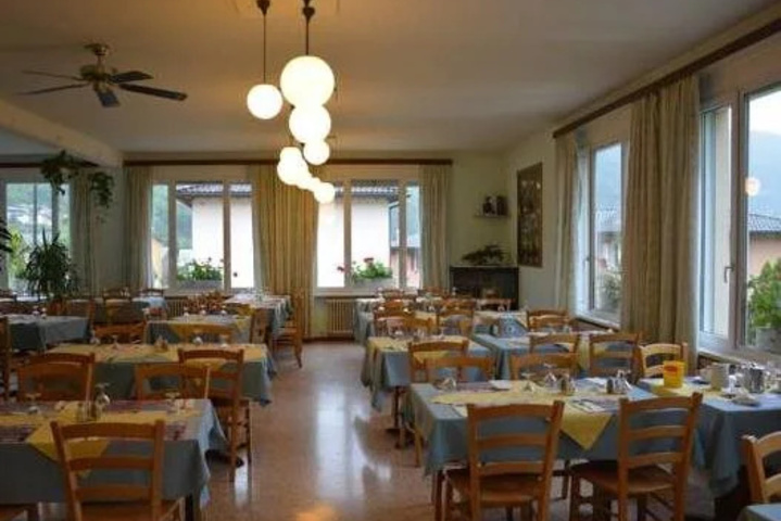 Dining 14 of 19