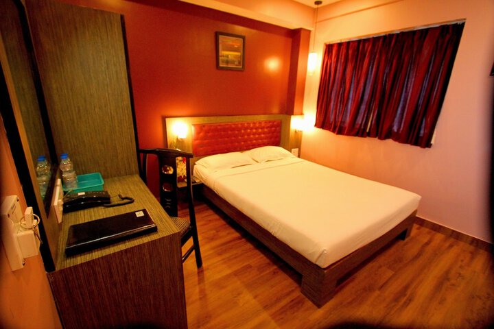 Room 6 of 33