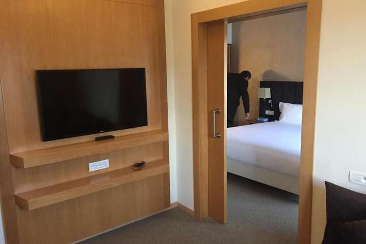 Room 10 of 19