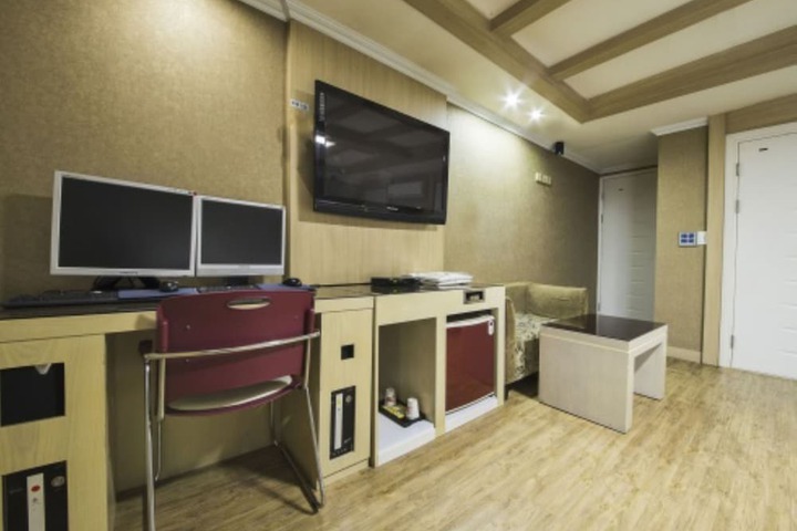Room 14 of 30