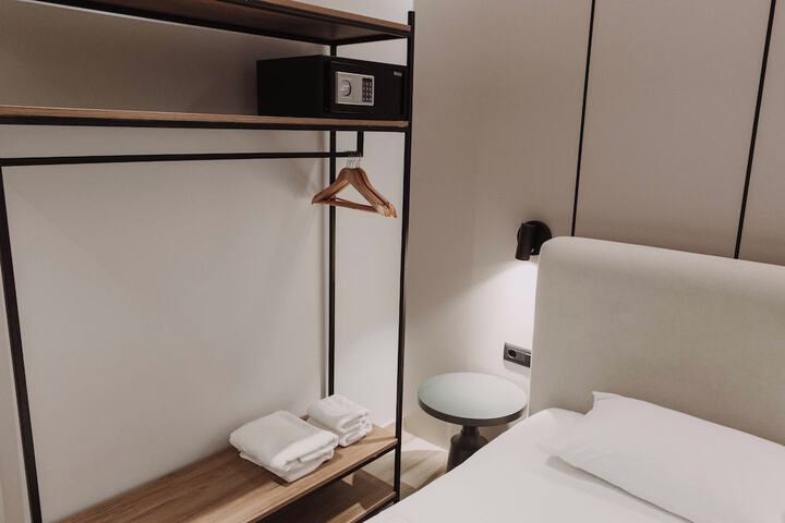 Room 9 of 112