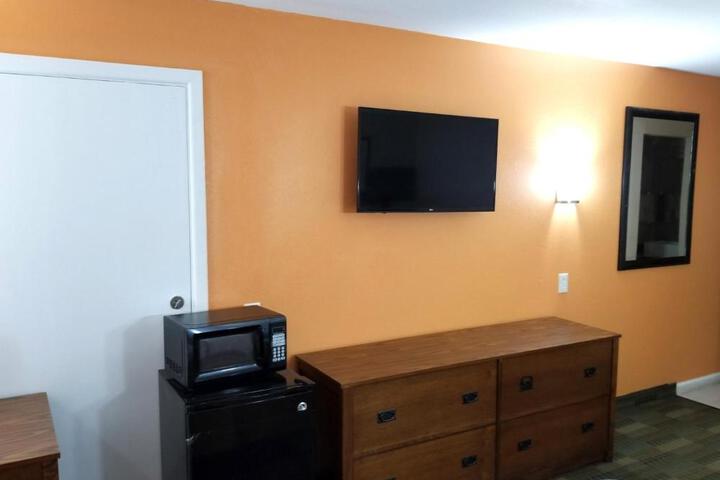 1 King Bed (6 of 9)