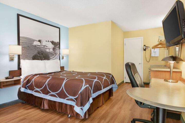 1 Queen Bed (2 of 6)