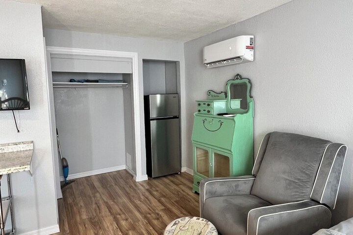 Room 6 of 25