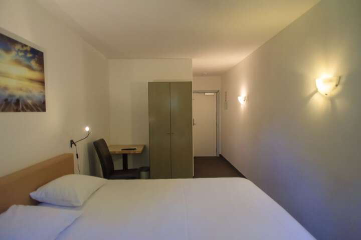 Room 8 of 43